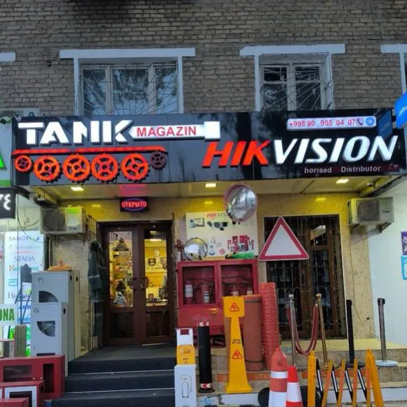 Настоящий магазин TANK в Ташкенте, вывеска Hikvision